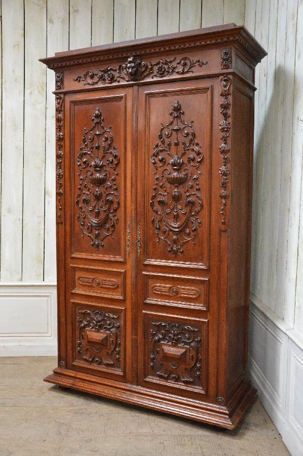 armoire en noyer style renaissance FAE523