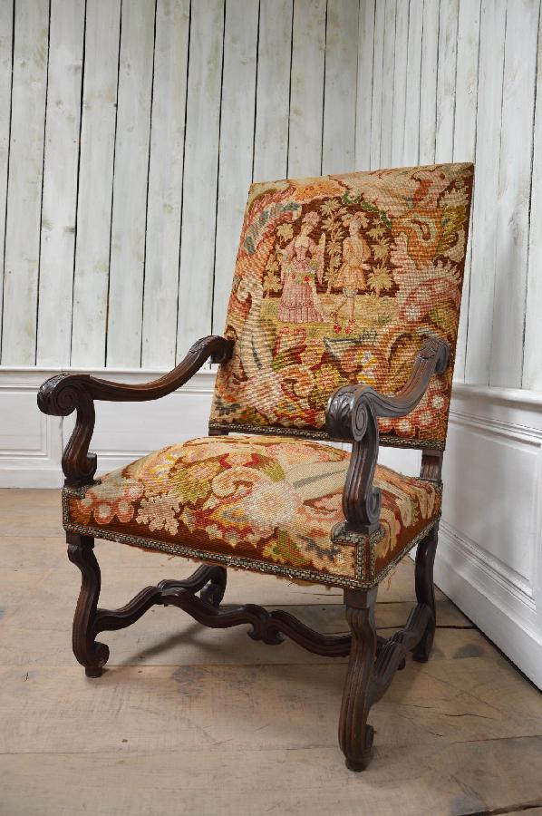 fauteuil louis xiv noyer avec tapisserie FAE191