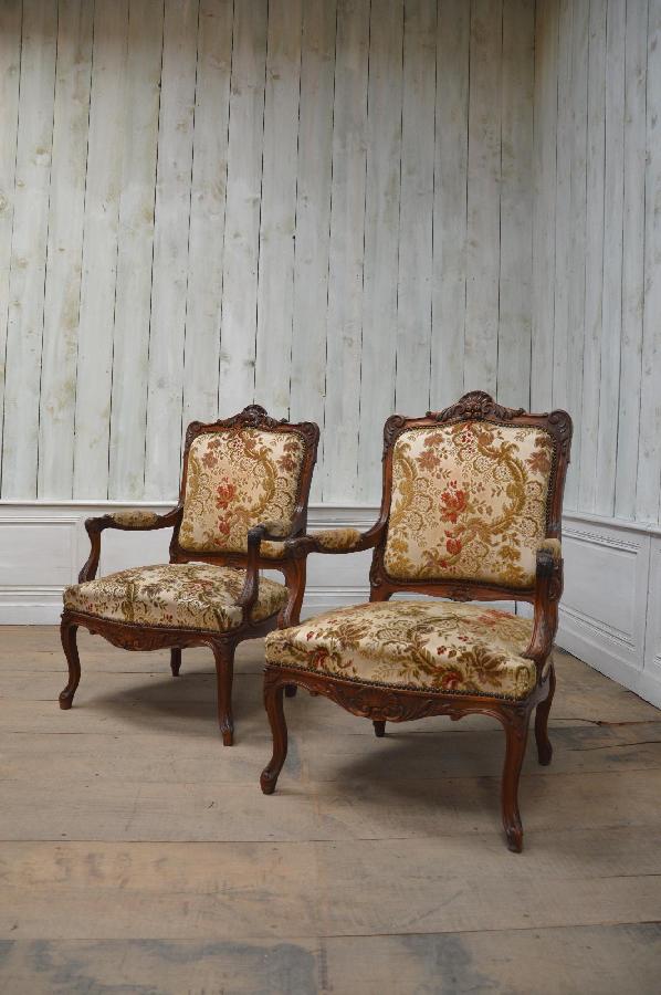 paire de fauteuils en noyer FAE66