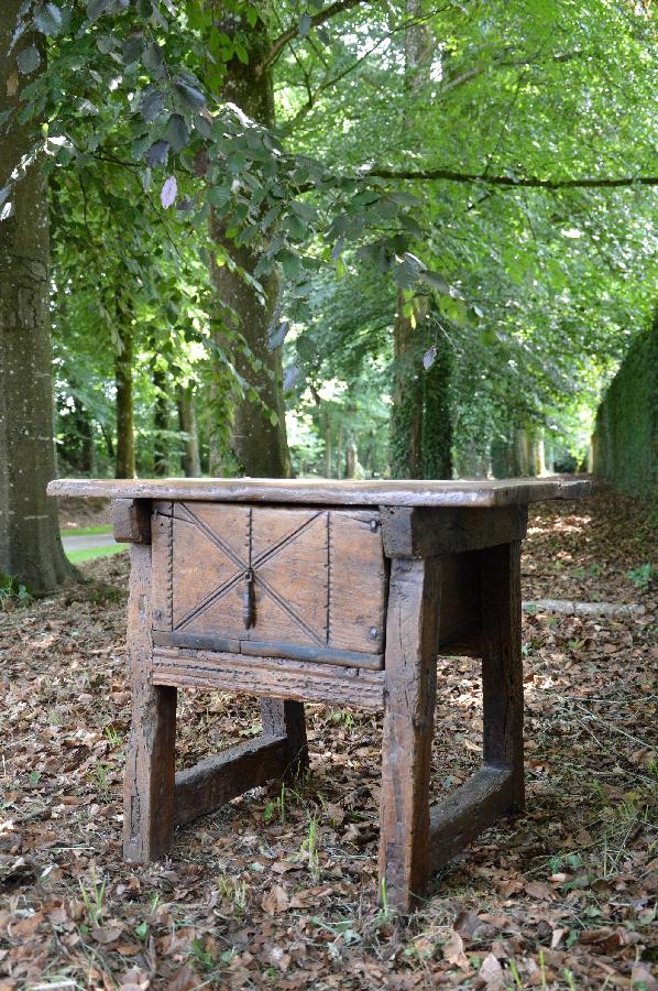 small spanish table FAE257
