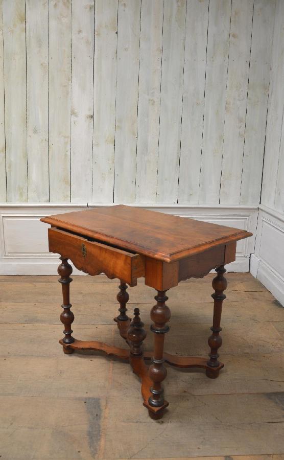 table en noyer de style louis xiv FAE100