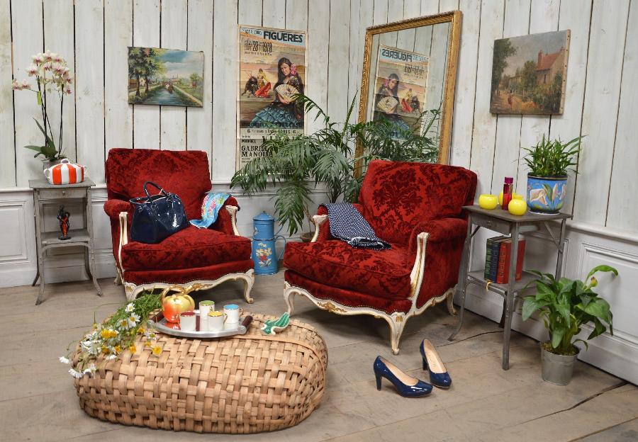 stage with red armchairs FAE379